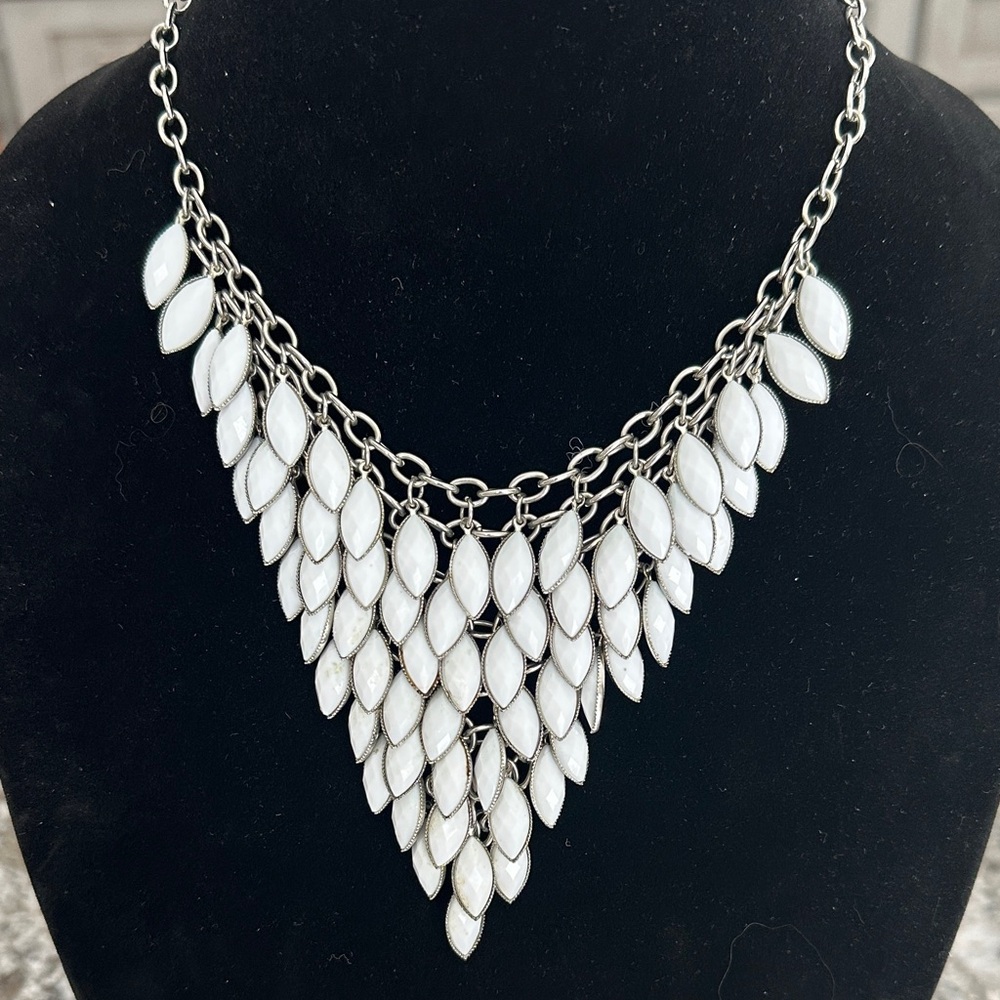 👑Elegant Silver and White Necklace